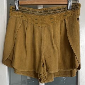 Roxy slit side embroidered waist shorts, size XS